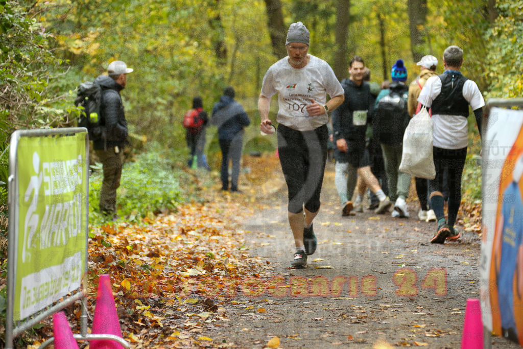 251026_1326_EX1_3473 | Sportfotografie im Rhein-Sieg Kreis, Köln, Bonn, NRW, Rheinland Pfalz, Hessen, etc. Unser Tätigkeitsfeld umfasst den Laufsport vom Volkslauf über den Marathon, Duathlon, Triathon bis zum Ultralauf wie Kölnpfad Ultra oder Schindertrail.