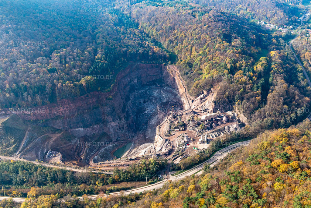 Luftbild: Pfalz Granit in Waldhambach im Bundesland Rheinland-Pfalz in Deutschland. Foto: IMG_123749.jpg vom 07.11.2020 durch Werner Riehm/FLY-FOTO.de