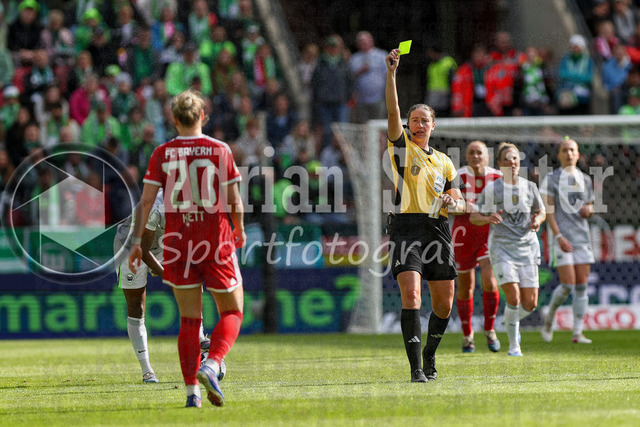 14.05.2026, GER, Fussball, Frauen, DFB-Pokal, Finale, Saison 2025/2026, VfL Wolfsburg - FC Bayern München | Franziska Kett (Bayern) erhält die gelbe Karte von Schiedsrichterin Franziska Wildfeuer