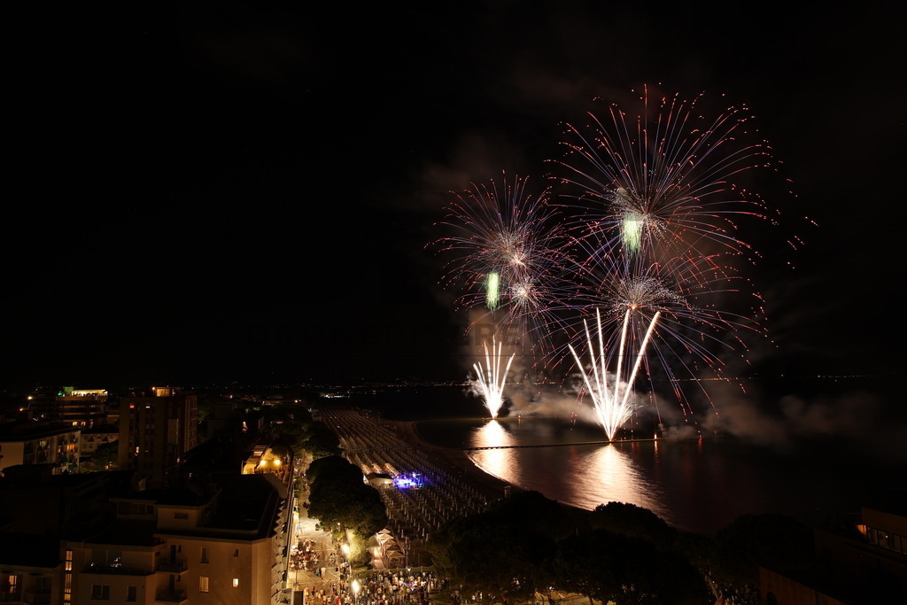 Ferragosto Fireworks in Grado, Italy | GRADO, ITALY, 15.AUG.26 - FIREWORKS - Ferragosto fireworks over the Adriatic Sea in Grado, Italy. Colorful fireworks light up the night sky above the beach, coastline and waterfront during the traditional summer celebration. - Realisiert mit Pictrs.com