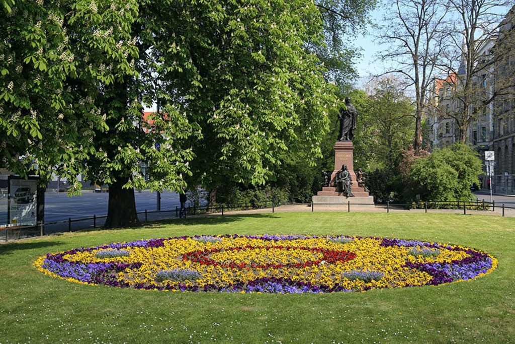 Foto: Leipzig - Mendelssohn-Denkmal | Das Team hinter BILDLEXIKON LEIPZIG bündelt historische wie aktuelle Informationen über die Stadt Leipzig in Text und Bild auf einer Plattform und stellt diese der interessierten Öffentlichkeit zur Verfügung.