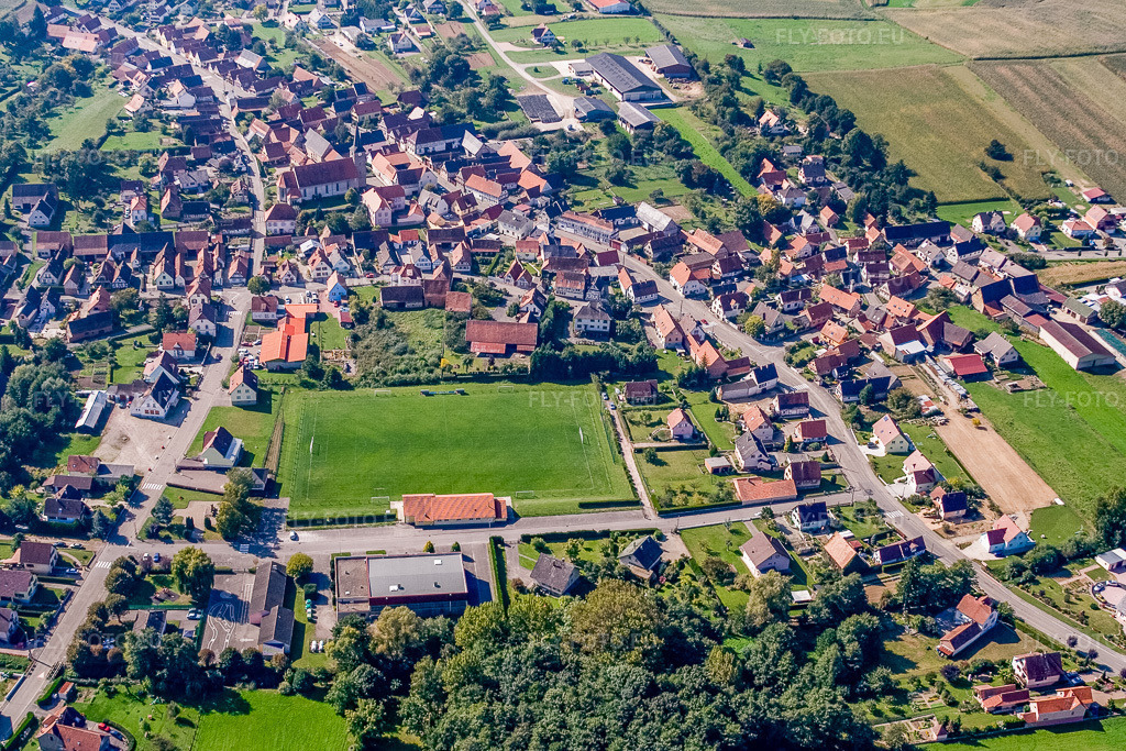 Vue aérienne: Terrain de football et Salle polyvalente-Espace Ried à Riedseltz dans le département Bas Rhin, France.Photo: IMG_13602.jpg prise le 28/09/2008 par Werner Riehm/FLY-FOTO.euRésolution de l'original: 3456 x 2304 pxCommune de Riedseltz (Bas-Rhin, Alsace)