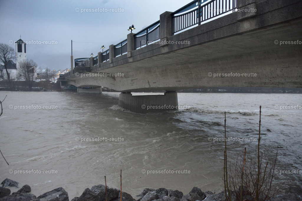 welltvi--2020-Feb03-Starkregen-Lechbruecke-Reutte--WTV_1199 | Info aus dem Bezirk Reutte/Ausserfern Tirol sowie eine umfangreiche Bilddatenbank über die gesamte Region: Lechtal, Talkessel Reutte, Tannheimertal, Zwischentoren. Lech, Plansee, Zugspitze, Grenztunnel, B179, Fernpassstraße, Verkehr, Lawinen, Tradition, - Realisiert mit Pictrs.com