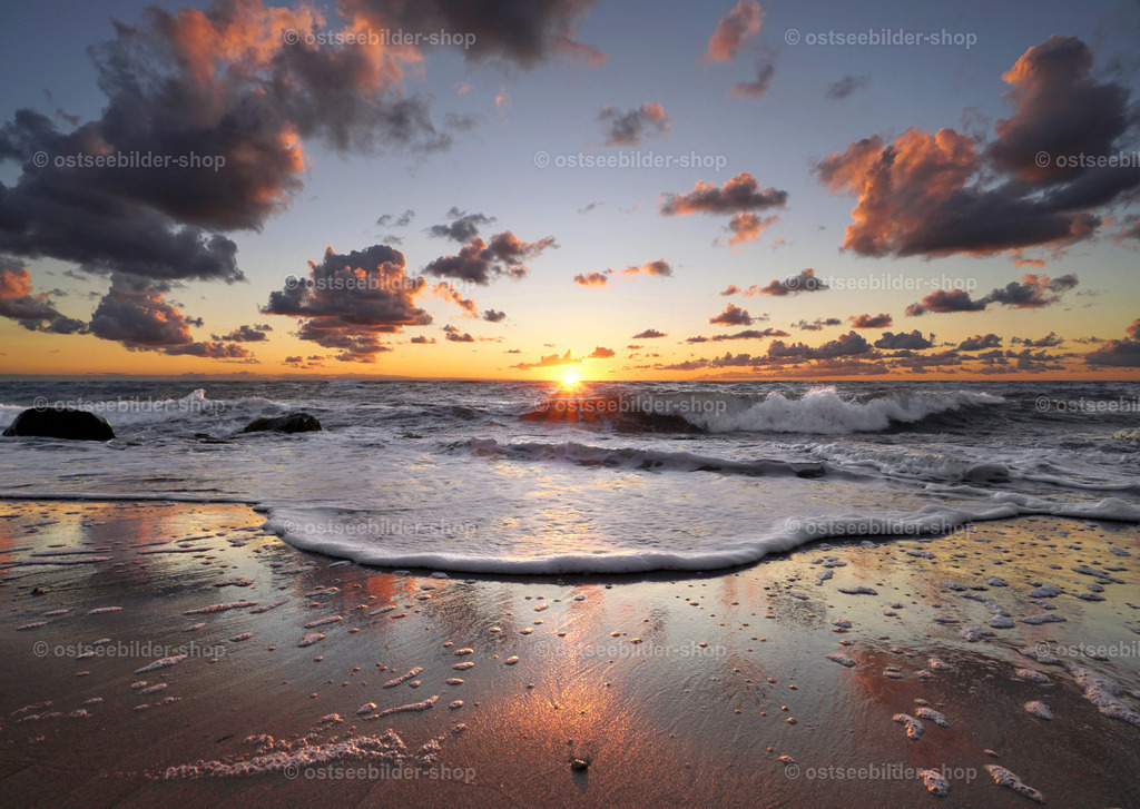 Abendsonne und funkelnde Lichter auf dem endlosen Meer | Die Abendsonne liefert zusammen mit Wellen und Wolken ein faszinierendes Schauspiel.