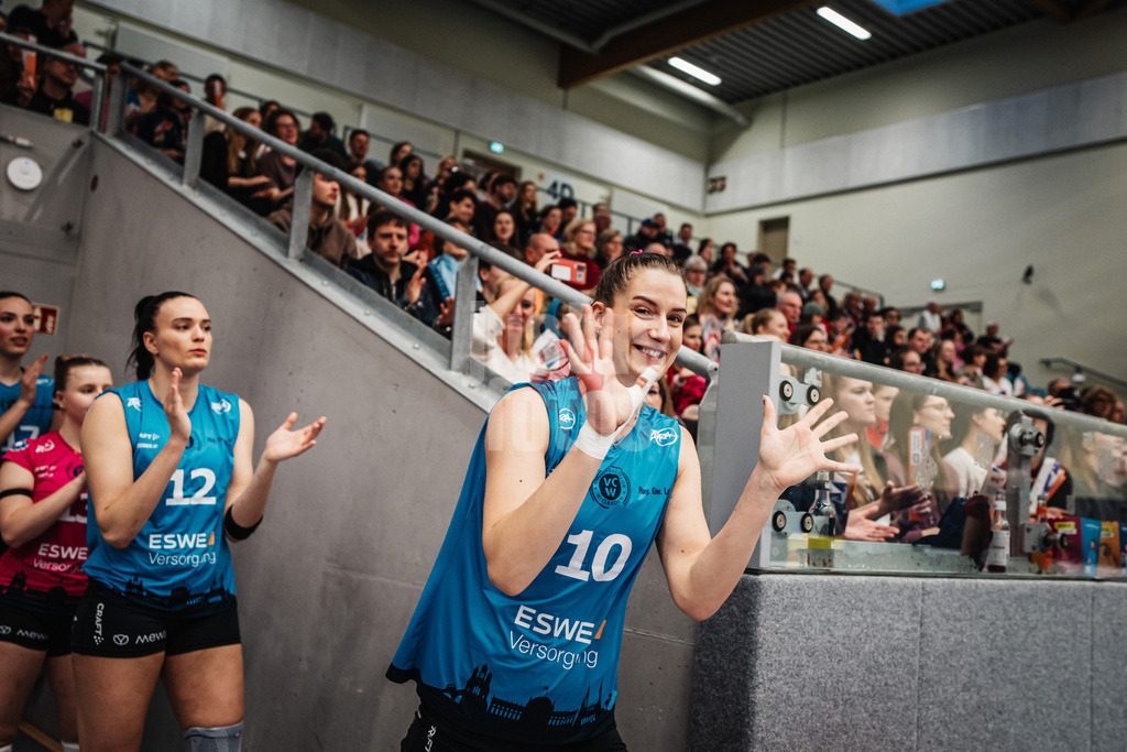 Volleyball | Frauen | Saison 2025/2026 | Volleyball Bundesliga | ETV Hamburger Volksbank Volleys vs. VC Wiesbaden | 14.03.2026 | Laura Broekstra (#10, VC Wiesbaden) beim Einlauf in die Arena