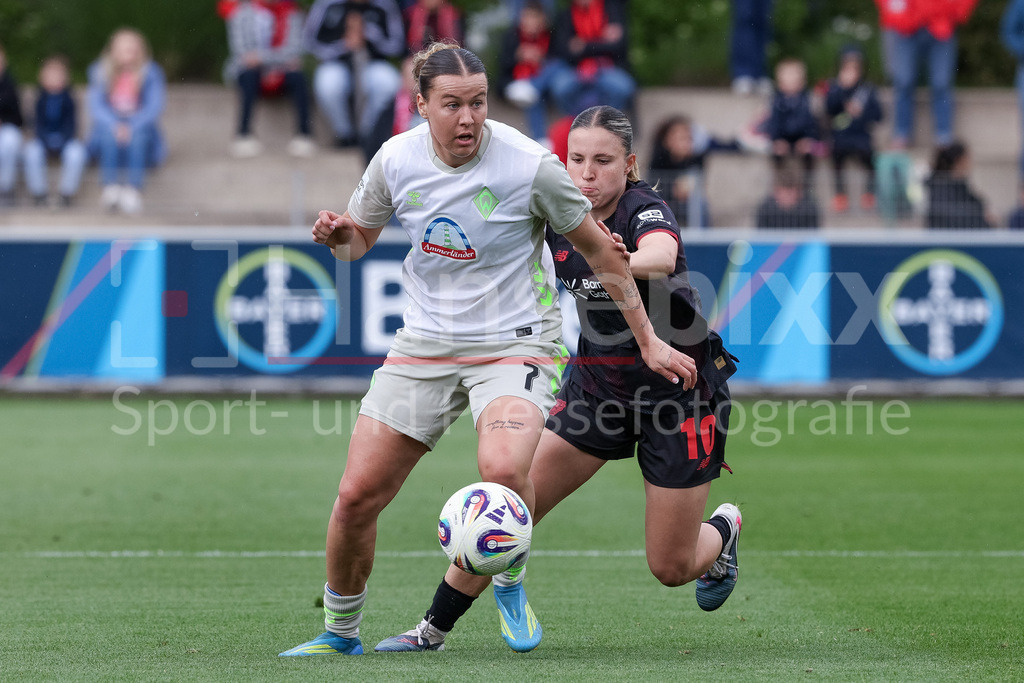 Fussball, Google Pixel Frauen-Bundesliga, Bayer 04 Leverkusen - SV Werder Bremen | v.li.: Larissa Mühlhaus (SV Werder Bremen, 7) und Estrella Merino Gonzalez (Bayer 04 Leverkusen, 10) im Zweikampf, Duell, Dynamik, Aktion, Action, Spielszene, DIE DFB-RICHTLINIEN UNTERSAGEN JEGLICHE NUTZUNG VON FOTOS ALS SEQUENZBILDER UND/ODER VIDEOÄHNLICHE FOTOSTRECKEN. DFB REGULATIONS PROHIBIT ANY USE OF PHOTOGRAPHS AS IMAGE SEQUENCES AND/OR QUASI-VIDEO.