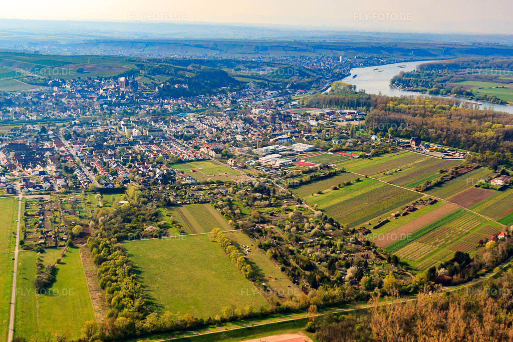 Luftbild: Stadt am Rheinufer von Osten in Oppenheim im Bundesland Rheinland-Pfalz in Deutschland. Foto: IMG_49814.jpg vom 13.04.2012 durch Werner Riehm/FLY-FOTO.de