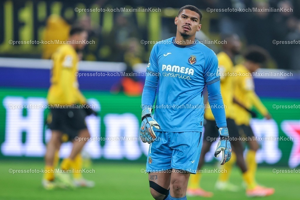 UCL25112501083 | 25.11.2025, Fußball, UEFA Champions League, Borussia Dortmund - FC Villarreal, BVB Stadion, 5. Spieltag, Saison 2025 2026: Torhüter Luiz Junior (FC Villarreal #01) enttäuscht ENttäuschung  Regulations prohibit any use of photographs as image sequences and or quasi-video.