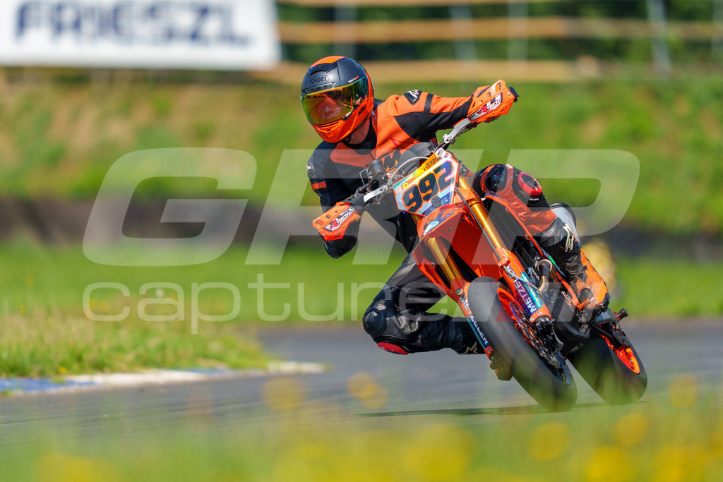 G-Cup + Supermoto Staatsmeisterschaft + Hungarian Supermoto Championship | GRIPcapture steht für authentische Sportfotografie in Österreich – für Momente, die mehr sind als Geschwindigkeit oder Ergebnis. Es geht um Emotion, Spannung, Fokus und den Augenblick, der oft nur einen Wimpernschlag dauert.Ob Motorsport, Teamsport oder 