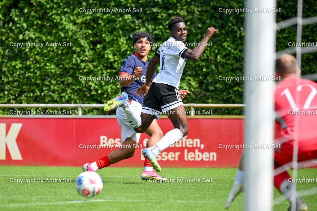 Holstein Kiel II vs 1. FC Phönix Lübeck II | Islam Matene (Holstein #9) vs Christen Mensah (Phönix #11) / Fußball-Oberliga Männer 2026/2027 / Holstein Kiel II vs 1. FC Phönix Lübeck II / Citti Fussball Park - Projensdorf / Kiel / 08.08.26 - Realisiert mit Pictrs.com