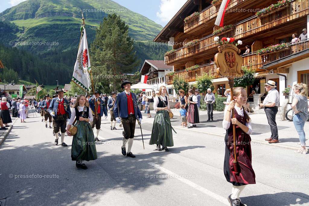 e34-news-2023-Juli23-Regimentsschuetzenfest3-Steeg-UMZUG_DORF-DSC07507 | Info aus dem Bezirk Reutte/Ausserfern Tirol sowie eine umfangreiche Bilddatenbank über die gesamte Region: Lechtal, Talkessel Reutte, Tannheimertal, Zwischentoren. Lech, Plansee, Zugspitze, Grenztunnel, B179, Fernpassstraße, Verkehr, Lawinen, Tradition, - Realisiert mit Pictrs.com