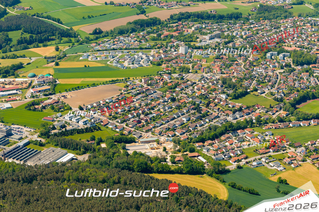 Das Luftbild zeigt :  Roding - Die Luftaufnahme wurde 2024 vom UL-Flugzeug aus erstellt ( keine Drohne ) - Hochauflösende Luftaufnahme - Für grossformatige Ausdrucke geeignet. Die Geschenkidee !Mit Lizenz und Bildrechte bestellbar
