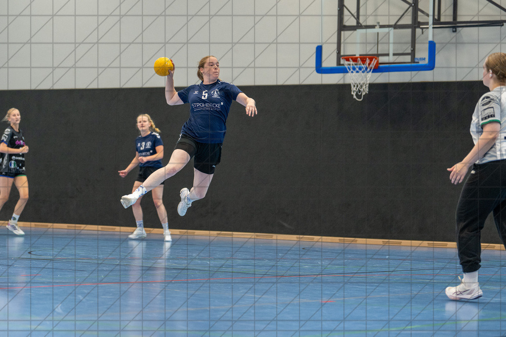 Saisonauftakt-Turnier TSG Burg Gretesch 25/26 | 1. Damen vs. HSG Werther/Borgholzhausen | Marie Schiller (TSG Burg Gretesch #5) //  16.08.25: Saisonauftakt-Turnier TSG Burg Gretesch 25/26 | 1. Damen vs. HSG Werther/Borgholzhausen / Osnabrück / Deutschland  //   CREDIT:www.bullenfotos.de, Martin König, Hörner Weg 40, D-49078 Osnabrück, +4917663732967 // Nutzung und Weitergabe nur zu den vereinbarten Zwecken. Presseanfragen an Ersteller. Alle Rechte beim Ersteller. Honorierung nach MFM. - Realisiert mit Pictrs.com