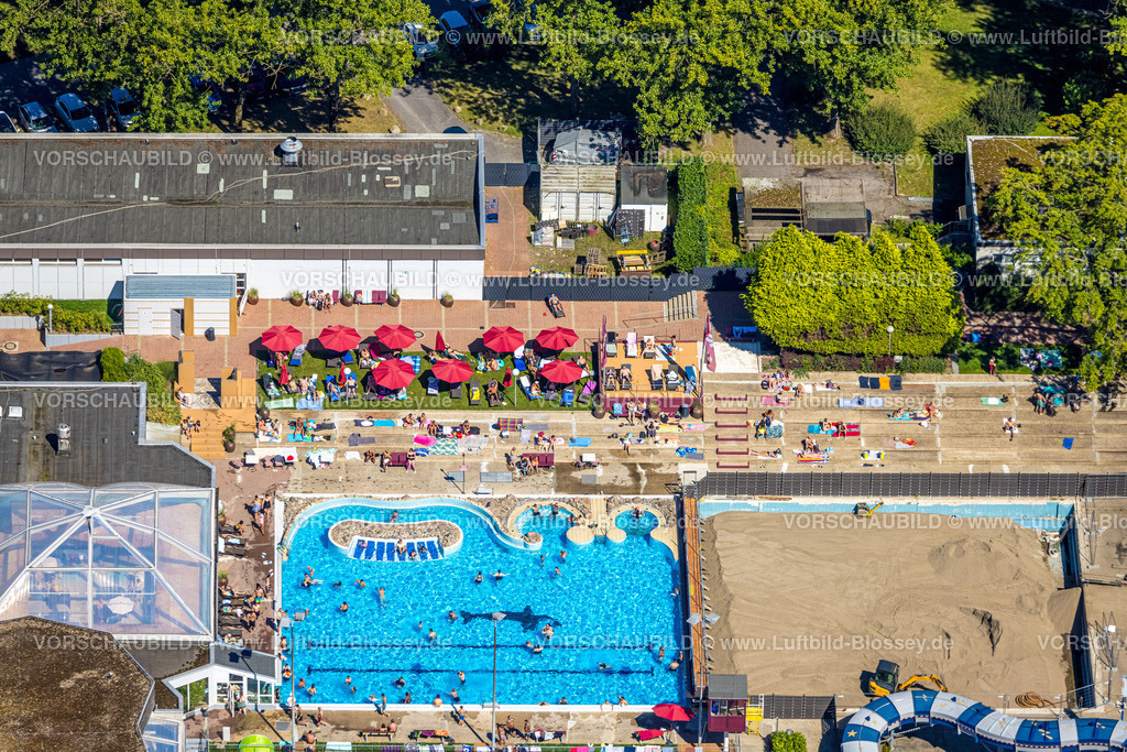 Herne240803712Freibad_RevierparkGysenberg | Luftbild, Freizeitbad LAGO-Die Therme im Gysenbergpark, Badegäste im Freibad mit Wellenbad und Wasserrutsche, Sonnenschirme auf der Liegewiese, Baustelle, Sodingen, Herne, Ruhrgebiet, Nordrhein-Westfalen, Deutschland