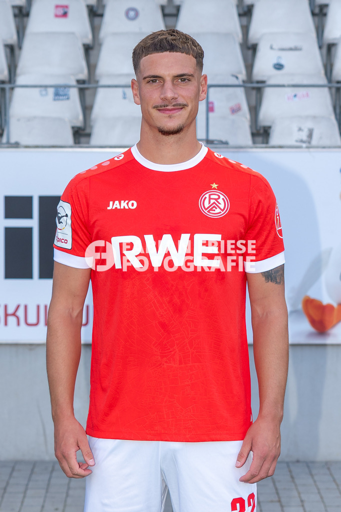 Rot-Weiss Essen; 3. Liga, Portraettermin 2026/2027, Foto: Eibner-Pressefoto/Fabian Friese | Luca Bazzoli (Rot-Weiss Essen, #32),Rot-Weiss Essen; 3. Liga, Portraettermin 2026/2027, Foto: Eibner-Pressefoto/Fabian Friese - Realisiert mit Pictrs.com