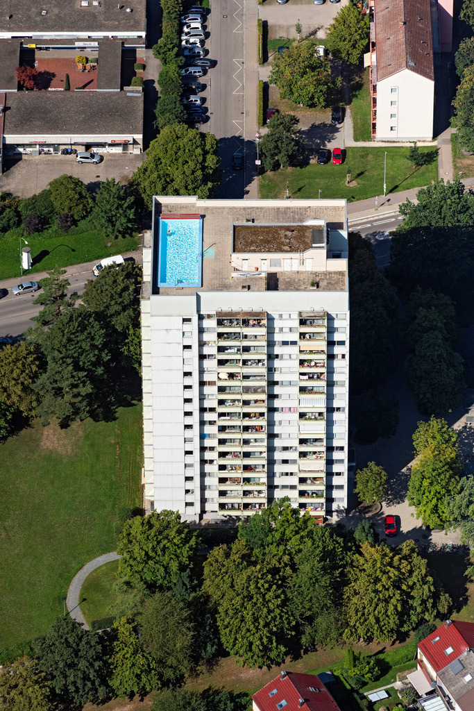 dr__0207427.jpg | NEU-ULM 19.08.2023 Hochhaus- Ensemble mit Pool auf dem Dach an der Karlsbader Straße in Neu-Ulm im Bundesland Bayern, Deutschland. // High-rise ensemble of with Pool on Dach on street Karlsbader Strasse in Neu-Ulm in the state Bavaria, Germany. Foto: Daniel Reiter