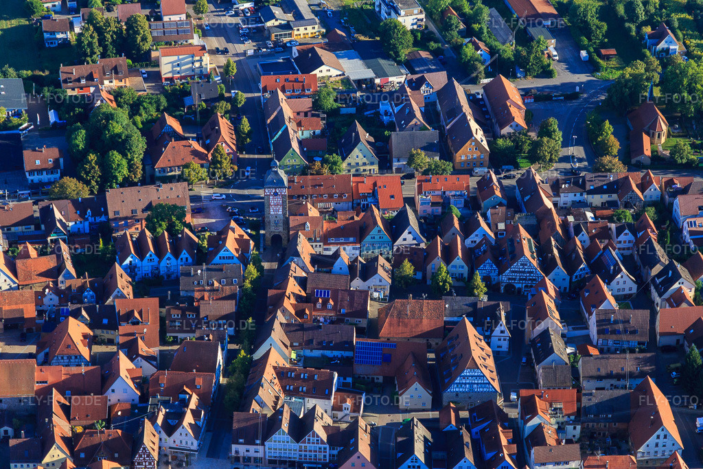 Luftbild: Hauptstr mit Stadttor Bönnigheim in Bönnigheim im Bundesland Baden-Württemberg in Deutschland. Foto: IMG_093818.jpg vom 23.08.2016 durch Werner Riehm/FLY-FOTO.de