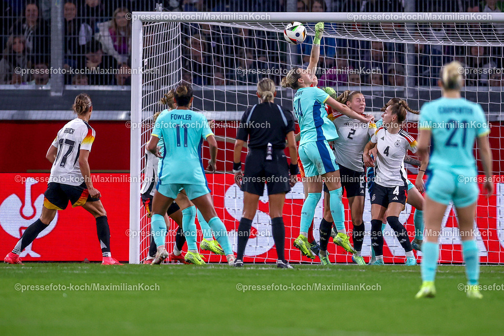 DFB28102401036 | 28.10.2024, Fußball Länderspiel Frauen, Deutschland - Australien, Schauindland-Reisen-Arena Duisburg, Saison 2024 2025: Torschuss nach Eckball zum 2:1 durch Clare Hunt (AZN #15) Strafraumaktion