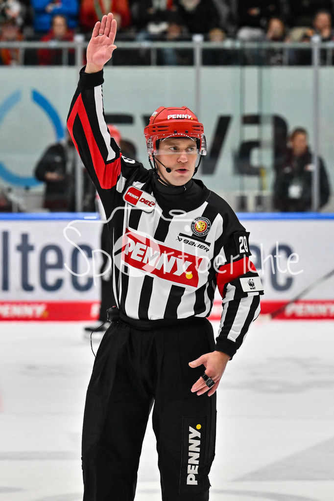 Augsburger Panther - Straubing Tigers | Augsburg, DEUTSCHLAND - 14. NOVEMBER: im Bild Hauptschiedsrichter Andris ANSONS Einzelfoto / Freisteller beim Ligaspiel zwischen den Augsburger Panthern und den Straubing Tigers am 18. Spieltag der Penny DEL im Curt Frenzel Stadion am 14.11.2025