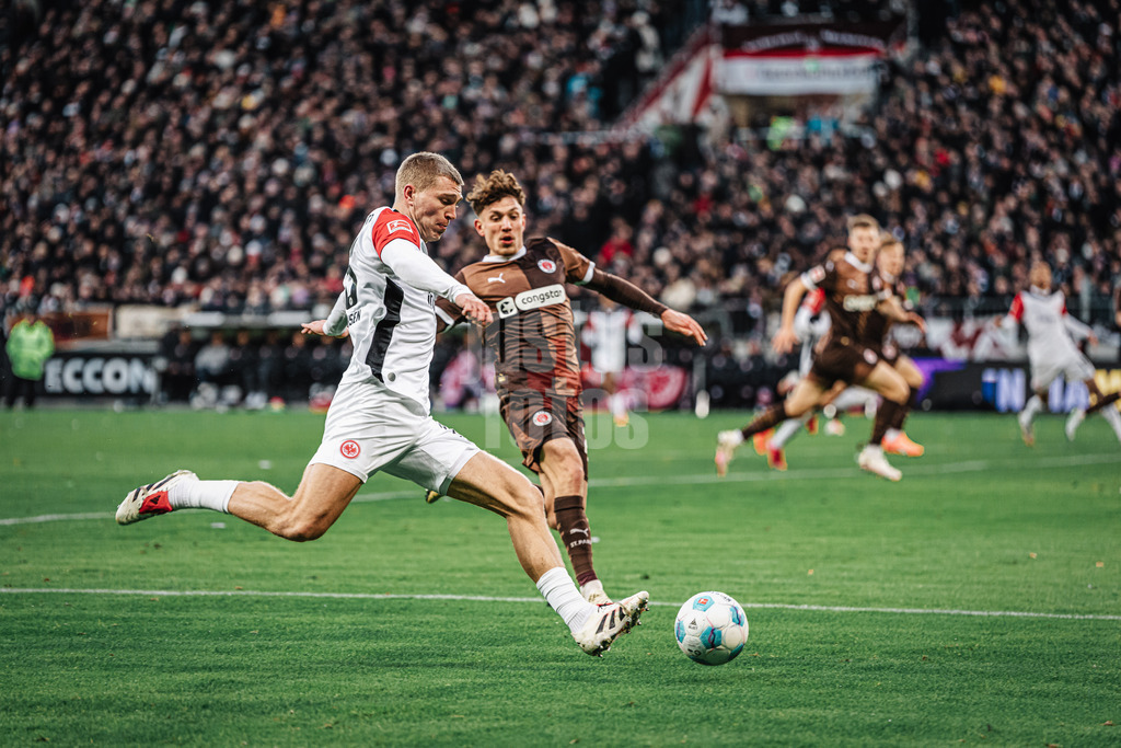 Fußball | Männer | Saison 2024/2025  | Fußball-Bundesliga | 16. Spieltag | FC St. Pauli vs. Eintracht Frankfurt | 11.01.2025 | Rasmus Kristensen (#13, Eintracht Frankfurt)