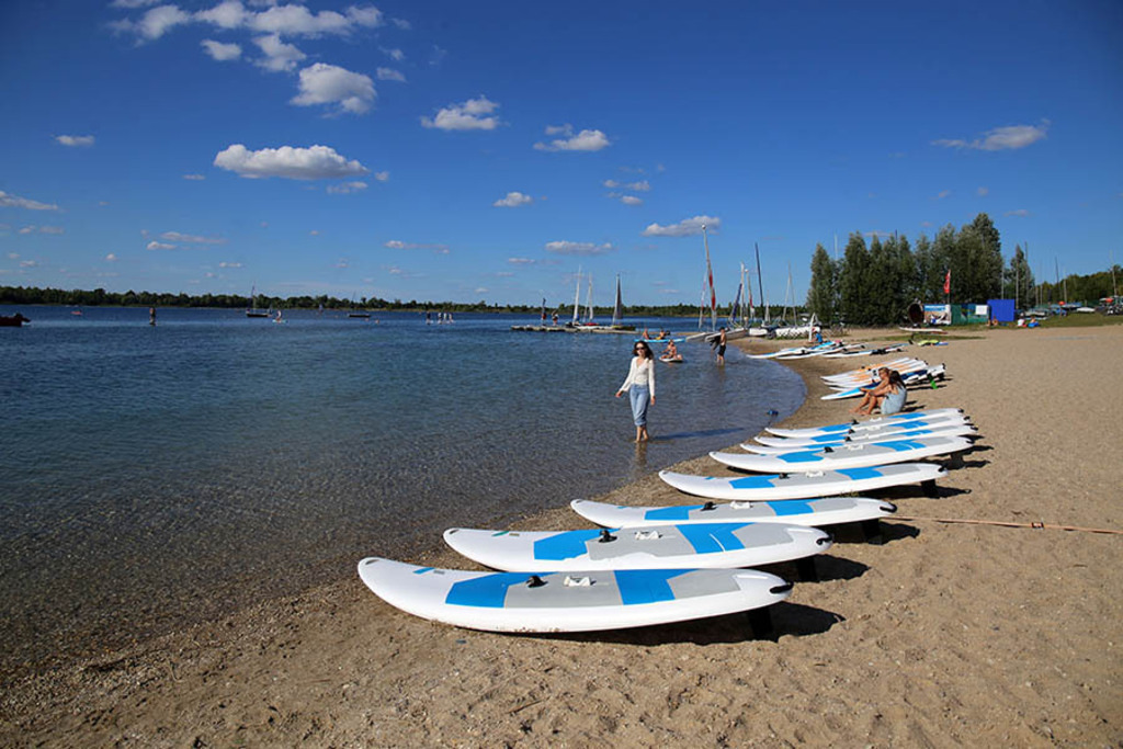Schladitzer See - All-on-Sea Sport Resort | Entdecke über 20 Kategorien Leipzig-Motive: Foto-Downloads, hochwertige Poster, Leinwand- & Fine-Art-Prints. Jetzt Lieblingsfoto im Bildlexikon Leipzig Shop bestellen!