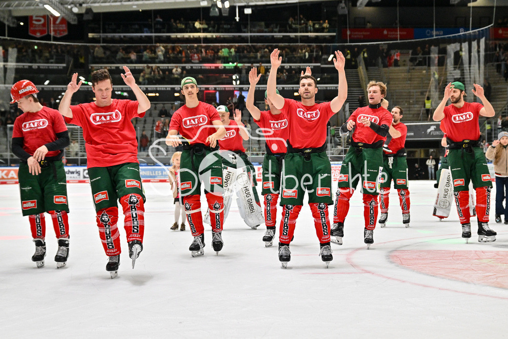 Augsburger Panther - Löwen Frankfurt | Die Spieler des AEV feiern zusammen mit den Fans den Heimsieg gegen Frankfurt / DEL: Augsburger Panther - Löwen Frankfurt, Curt Frenzel Stadiom am 11.10.2024