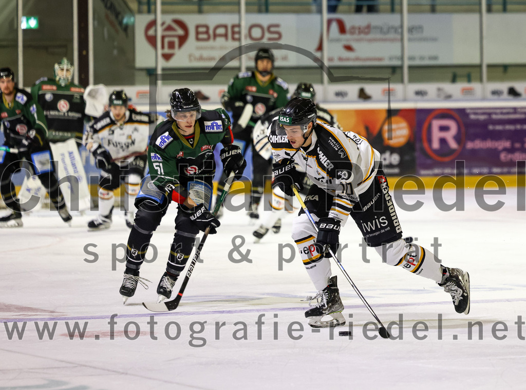 2022-09-23_072_TSV_Erding_gegen_EV_Fuessen | Erding, Deutschland, 23.09.2022:
Eishockey, Bayernliga 2022 / 2023, Testspiel, TSV Erding gegen EV Füssen, Endergebnis: 1:3

Ryan Murphy (Erding Gladiators, #51), Justus Meyl (EV Füssen, #10)

Foto: Christian Riedel / fotografie-riedel.net