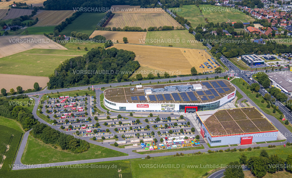 Hamm250808742 | Luftbild Hamm Kunstgalerie Mensing, Event, 1000 Besucher werden in der Kunstgalerie Art Cube erwartet, Ex-Rapper Kollega tritt auf, Besucherschlange, Rhynern, Hamm, Nordrhein-Westfalen, Deutschland