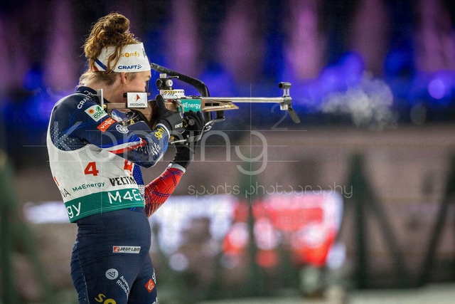bett1.de WTC Biathlon auf Schalke, 28.12.2025 | Lou Jeanmonnot (Team Frankreich) am Schießstand bei der World Team Challenge (bett1.de WTC Biathlon auf Schalke) am 28.12.2025 in der Veltins-Arena in Gelsenkirchen (Deutschland). 