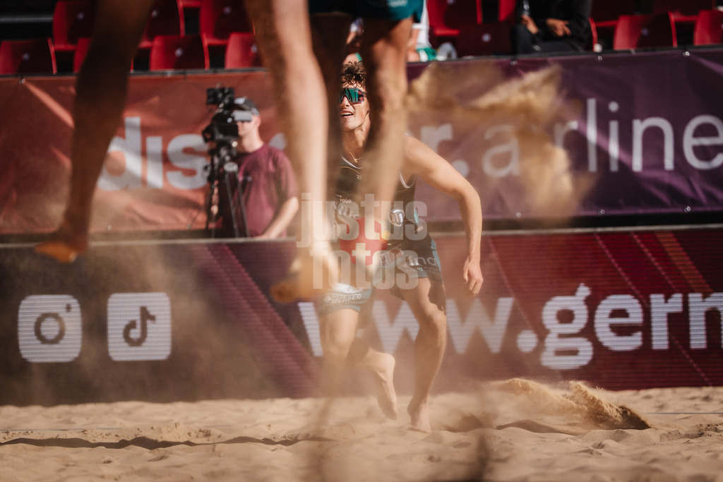 Beachvolleyball | Männer | Allianz German Beach Tour 2025 | Tourstop Düsseldorf | 15.05.2025 | Hennes Nissen macht sich bereit für die Abwehr