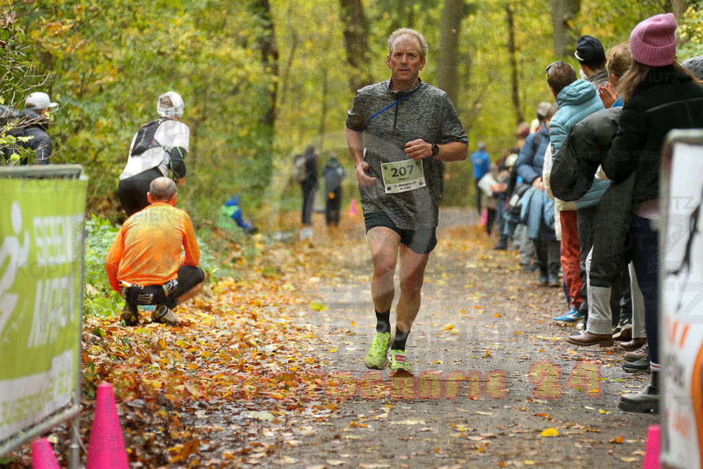 251026_1233_EX1_0660 | Sportfotografie im Rhein-Sieg Kreis, Köln, Bonn, NRW, Rheinland Pfalz, Hessen, etc. Unser Tätigkeitsfeld umfasst den Laufsport vom Volkslauf über den Marathon, Duathlon, Triathon bis zum Ultralauf wie Kölnpfad Ultra oder Schindertrail.