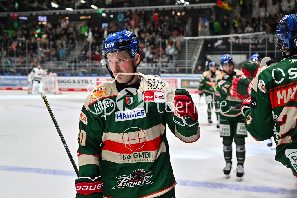 Augsburger Panther - Eisbären Berlin | Jubel der Panther nach dem Treffer zum 1-2 durch Cody KUNYK (Augsburger Panther 20) / Tor / Torschuetze / Freude / Happy / DEL: Augsburger Panther  - Eisäbren Berlin; Curt Frenzel Stadion am 03.10.2025