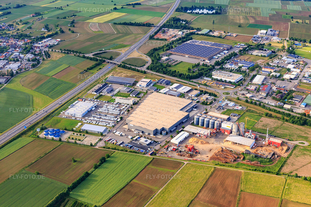 Luftbild: Industriegebiet an der A5 mit Bracchi Deutschland Transport & Logistik GmbH,. Krämer MEGA STORE Ettenheim, JRS Holzenergie HEW GmbH & Co. KG und Ernst- Caravan- u. Freizeit-Center GmbH im Ortsteil Orschweier in Mahlberg im Bundesland Baden-Württemberg in Deutschland.Foto: IMG_147238.jpg vom 29.05.2025 durch Werner Riehm/FLY-FOTO.deWWW.BRACCHI.ITKrämer Pferdesport | Reitzubehör und ReitsportartikelPellets kaufen Ettenheim Werksverkauf OrtenaukreisErnst Caravan und Freizeit Center GmbH | Für die schönsten Momente des Lebens