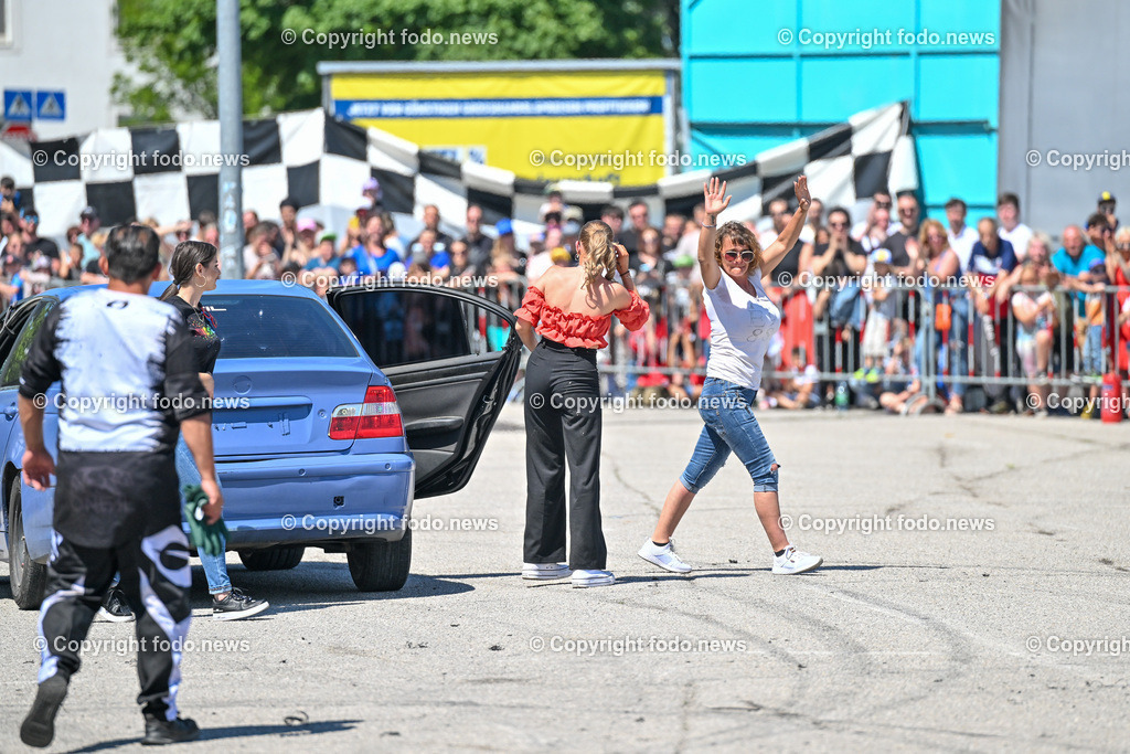 Linz_ Autostunt_ Monstertruck_ Show_ 20.05.2024-5 | 20.05.2024, Linz, AUT, Stuntshow, im Bild Linz, Autostunt, Monstertruck, Show, Schrottauto, Stuntman, Motor, Artistik, Ueberschlag, Feuershow, Zuschauer