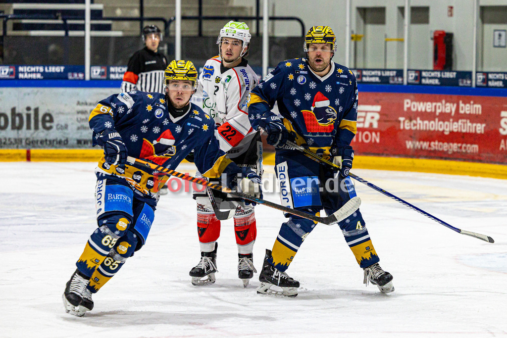 TSV Peißenberg Miners vs ESC River Rats Geretsried | Eishockey Bayernliga 2023/2024, TSV Peißenberg Miners vs ESC River Rats Geretsried,
Kampf um die beste Position vor dem Tor,
2023-12-26 in Geretsried (Eisstadion)
65 Paul GANIA (River Rats 65), 22 Sinan ONDÖRTOGLU (Miners 22), 4 Bernhard JORDE (River Rats 4)
Copyright: WolfgangxLindner foto-lindner.de