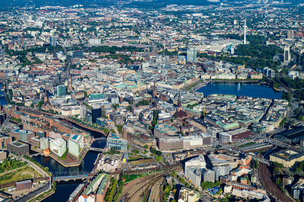 Hamburg_Mitte_ELS_9871070923 | HAMBURG 20.08.2023 Stadtzentrum im Innenstadtbereich am Ufer der Alster im Ortsteil Altstadt in Hamburg, Deutschland. // The city center in the downtown area on lake side of Alster in the district Altstadt in Hamburg, Germany. Foto: Martin Elsen