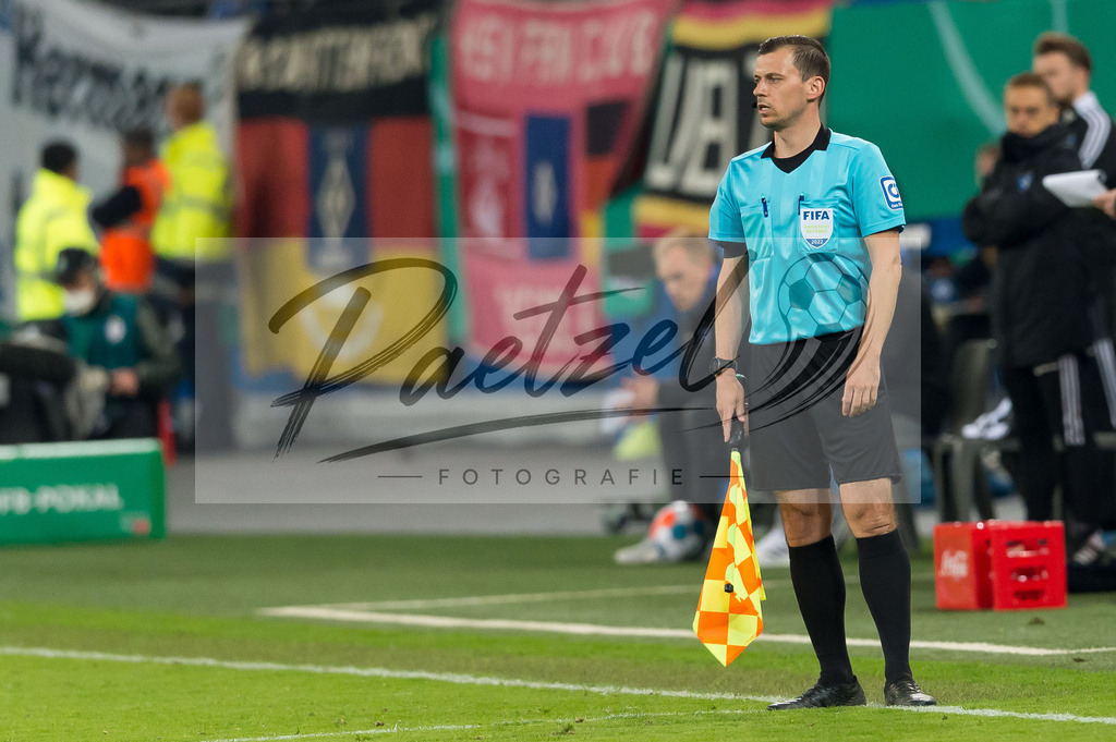 HSVSCF20220419_197 | Fussball, Herren: Referee assistent Christian Dietz schaut beim DFB-Pokal-Halbfinalspiel zwischen Hamburger SV und SC Freiburg im Volksparkstadion am 19.04.2022 in Hamburg, Deutschland.DFB / DFL REGULATIONS PROHIBIT ANY USE OF PHOTOGRAPHS AS IMAGE SEQUENCES AND/OR QUASI-VIDEO. - Realisiert mit Pictrs.com