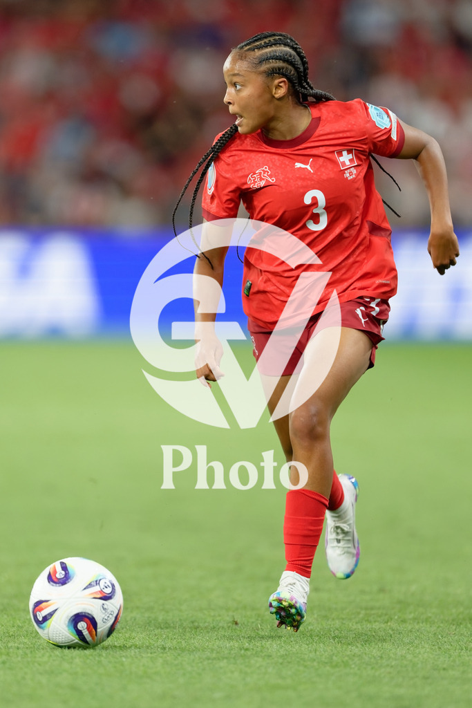 Finland v Switzerland: UEFA Women's EURO 2025 Group A | GENEVA, SWITZERLAND - JULY 10: Leila Wandeler of Switzerland runs with the ball during the UEFA Women's EURO 2025 Group A match between Finland and Switzerland at Stade de Geneve on July 10, 2025 in Geneva, Switzerland. (Photo by Giuseppe Velletri/Sports Press Photo/Getty Images)