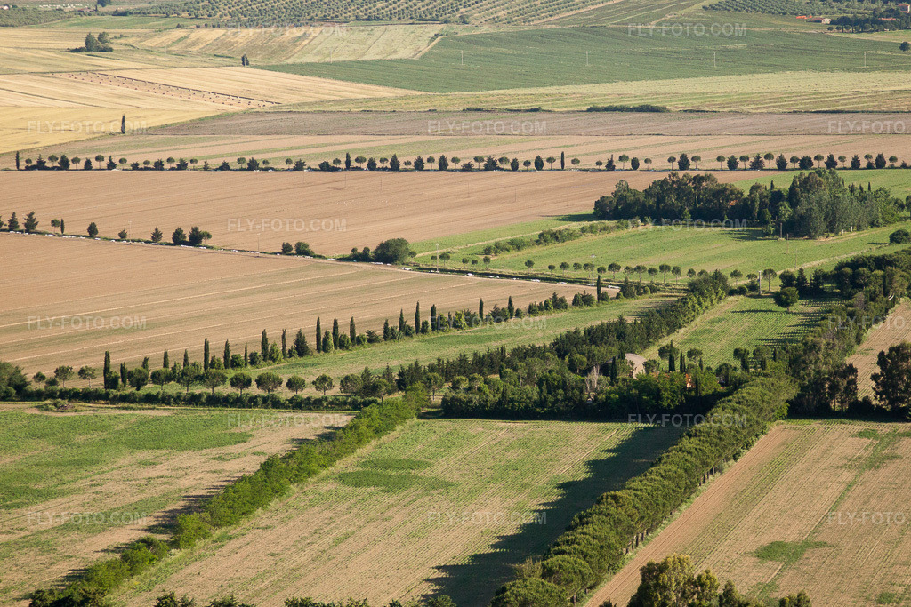 Aerial view: View of the town in Montepescali in the state Tuscany, Italy. – Photo: IMG_28231.jpg taken on 06/01/2010 by Werner Riehm/FLY-FOTO.com – Resolution of the original: 3997 x 2665 px