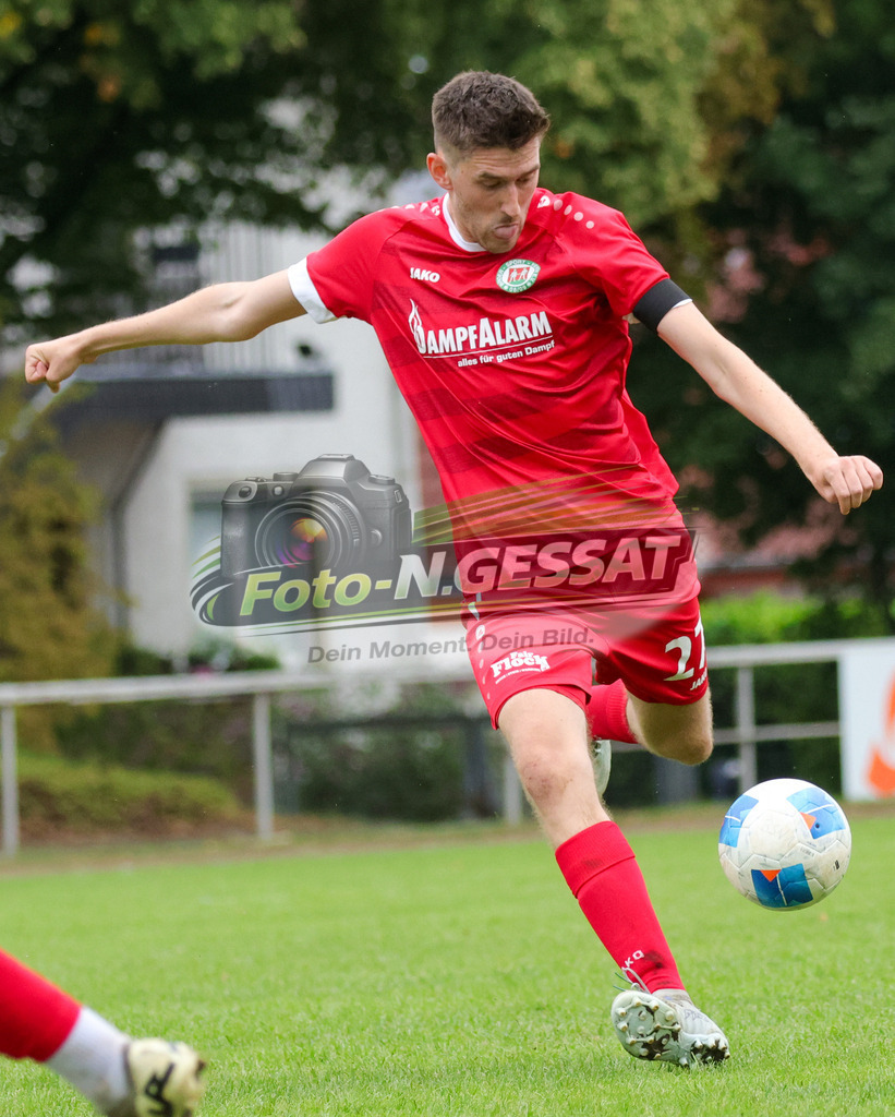 Bünder SV - VfL Holsen | Auf dem Bild zu sehen: rot Bünder SV: Niklas StuckenholzBünder SV, VfL Holsen, Saison 26/27, Kreisliga A, Bünde, Deutschland - Realisiert mit Pictrs.com