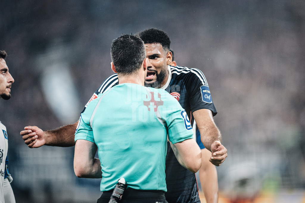 Fußball | Männer | Saison 2023/2024 | 2. Fußball-Bundesliga | Hamburger SV vs. Fortuna Düsseldorf | 29.09.2023 | Jamil Siebert (#20, Fortuna Düsseldorf) diskutiert mit dem Schiedsrichter
