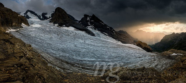 panorama of Blümlisalpgletscher at Blüemlisalphütte SAC in dramatic afternoon light | Die ideale Geschenkidee für Naturliebhaber. Naturbilder von Marcel Gross Photography für ihr Zuhause in den verschiedensten Formaten und Materialien. - Realisiert mit Pictrs.com