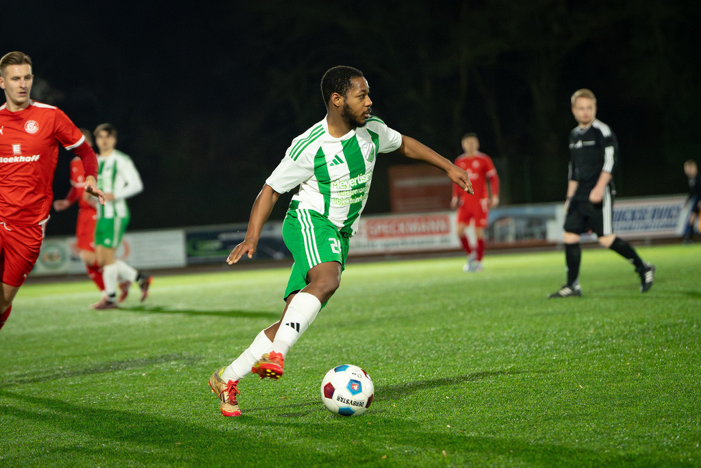 Fußball I Herren I Saison 2025-2026 I Freundschaftsspiel I TSV Grossenkneten - TuS Lutten I 0784 | Armel-Thomas Ashiagbor (24, TuS Lutten) - Realisiert mit Pictrs.com