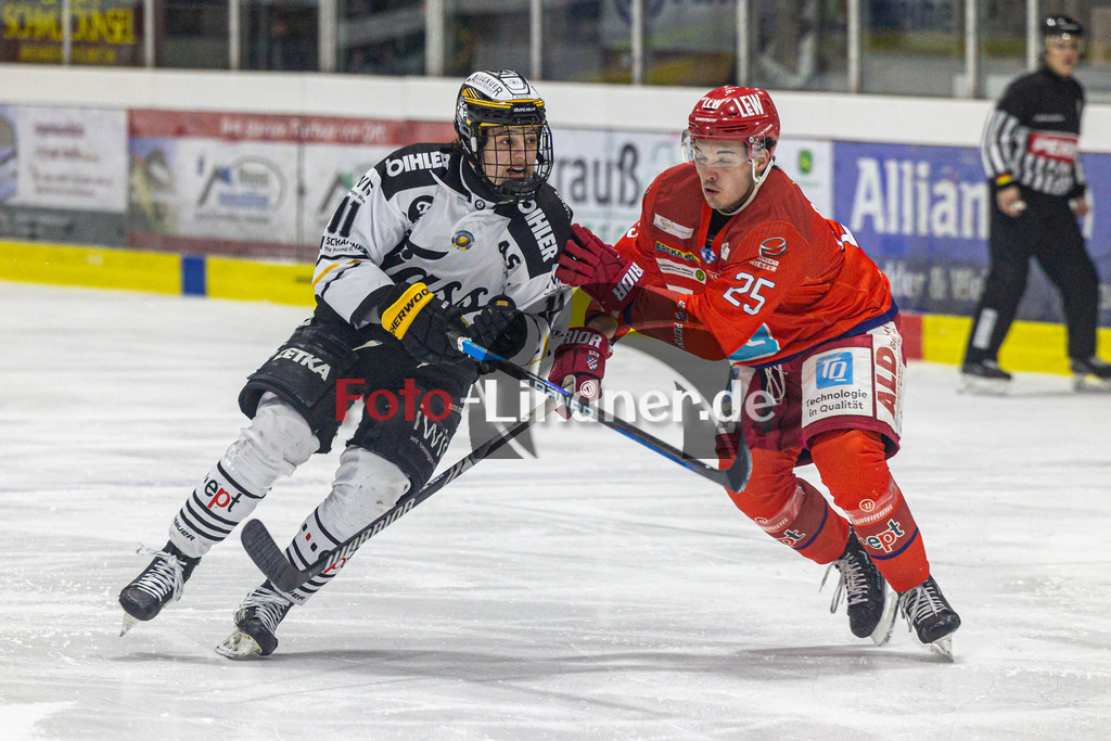 EC Peiting vs EV Füssen | Eishockey Oberliga Süd 2023/2024, EC Peiting vs EV Füssen, 20240112,
Duell zwischen Max BLEICHER (EVF 11) und Tobias BECK (ECP 25),
2024-01-12 in Peiting (Eisstadion)
11 Max BLEICHER (EVF 11), 25 Tobias BECK (ECP 25)
Copyright: WolfgangxLindner foto-lindner.de