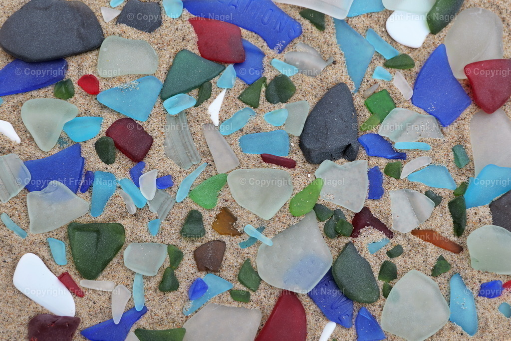 Meerglas | Das Meer- oder Seeglas wird an den Stränden vornehmlich in der Nähe zu Häfen oder an viel besuchten Stränden gefunden.  - Realisiert mit Pictrs.com