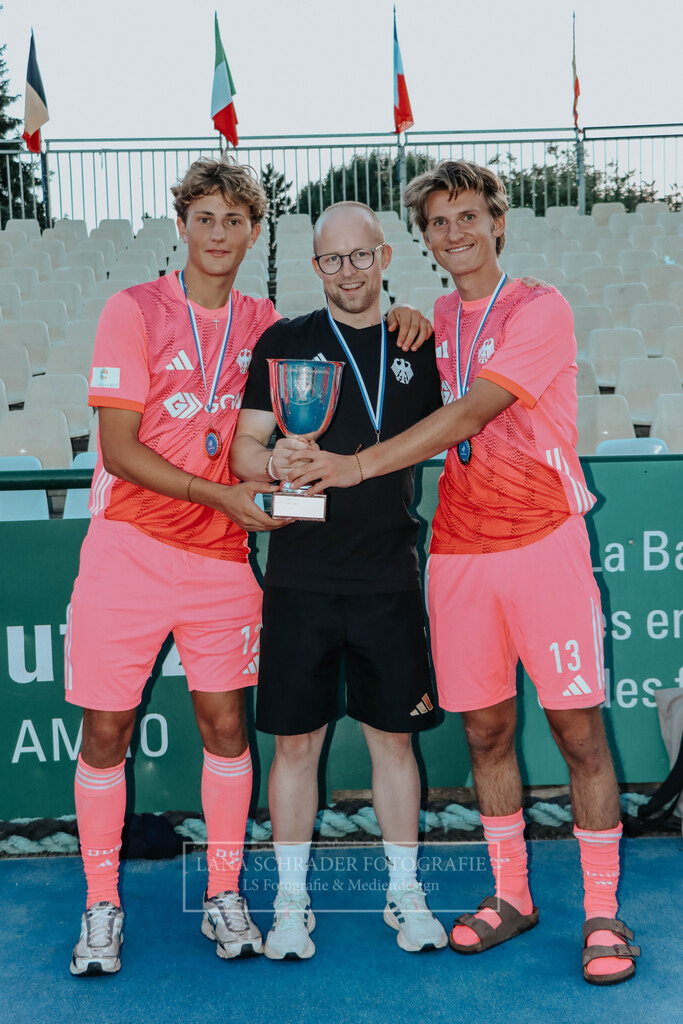 EM_MU18_F_GER-BEL_Lille_bearbeitet_Pokalbilder (107 von 137) | lanaschraderfotografie - Realisiert mit Pictrs.com