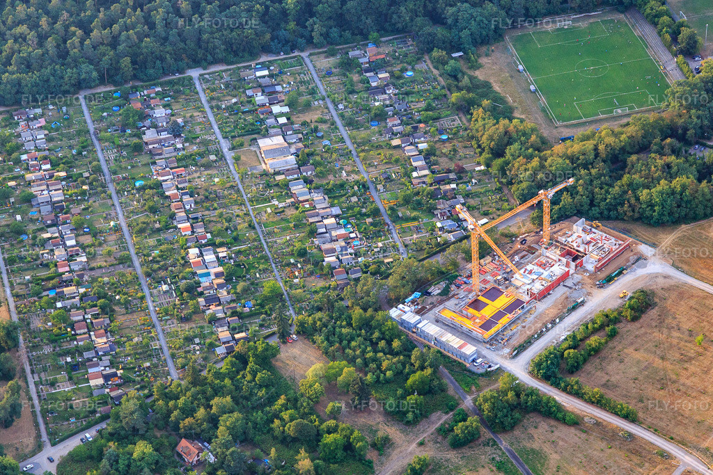 Luftbild: Kleingartenverein Kohlplattenschlag e.V. und Baustelle der Freie element-i Grundschule im Bildungshaus Karlsruhe im Ortsteil Rintheim in Karlsruhe im Bundesland Baden-Württemberg in Deutschland. Foto: IMG_109119.jpg vom 19.07.2018 durch Werner Riehm/FLY-FOTO.deWWW.KOHLPLATTENSCHLAG.DE