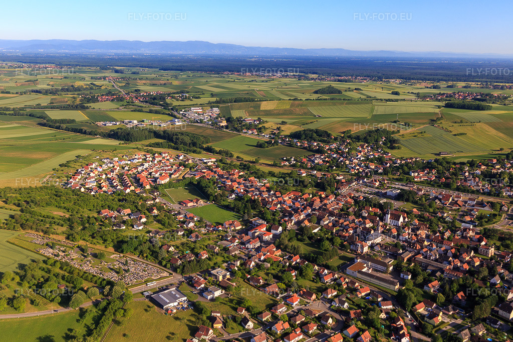 Vue aérienne: Vue de la ville depuis le nord-ouest à Soultz-sous-Forêts dans le département Bas Rhin, France – .Photo: IMG_100772.jpg prise le 08/06/2017 par Werner Riehm/FLY-FOTO.eu – Résolution de l'original: 5472 x 3648 px