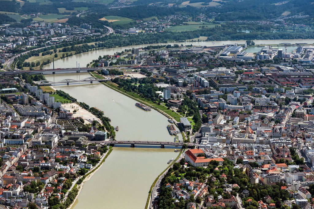 dr__0092114.jpg | LINZ 14.06.2022 Stadtzentrum im Innenstadtbereich am Ufer des Flußverlaufes der Donau in Linz in Oberösterreich, Österreich. 