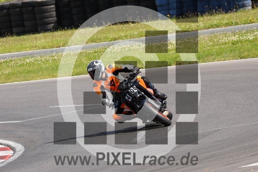 0408-PXR58762 | Schöne Erinnerungen an spannende Momente - das festzuhalten ist unser Job. PIXELrace.de ist seit 2003 auf den Rennstrecken Europas unterwegs um die Action draußen beim Fahren und die wunderbare Stimmung imm Fahrerlager für euch einzufangen.